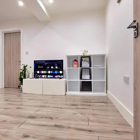 Brand New Flat Close To Turnpike Lane Tube Station Лондон Экстерьер фото