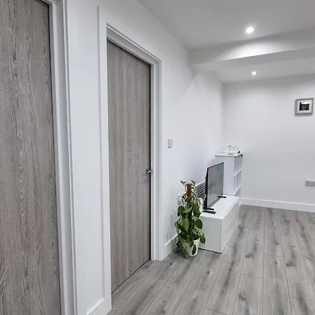 Brand New Flat Close To Turnpike Lane Tube Station Лондон Экстерьер фото